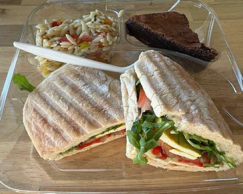 Cosmo Café et Comptoir de prêt-à-manger